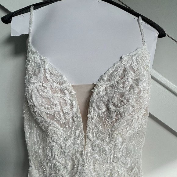 Wedding Dress: Essense of Australia - Picture 1 of 9